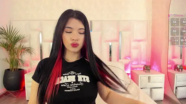 im nika  online show from 10.22.25