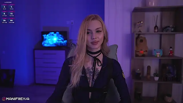 Snapshot of ManiFreyja chatting on 12.24.24 ManiFreyja online show from 12.24.24