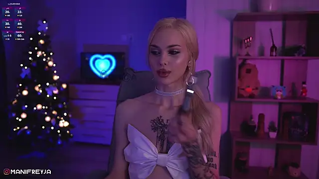 Snapshot of ManiFreyja chatting on 01.04.25 ManiFreyja online show from 01.04.25