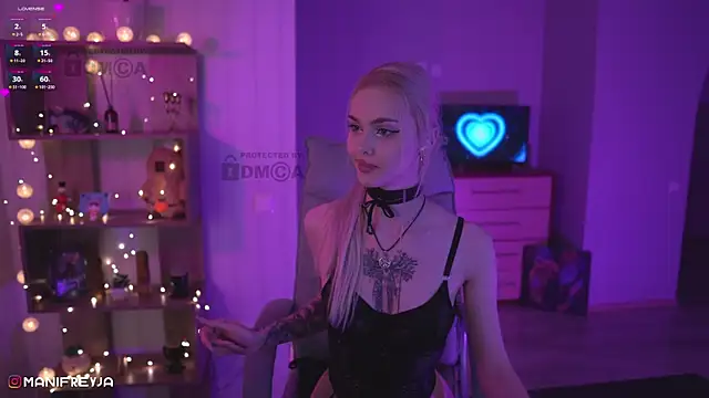 Snapshot of ManiFreyja chatting on 02.10.25 ManiFreyja online show from 02.10.25