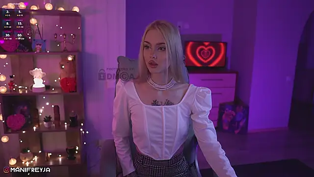 Snapshot of ManiFreyja chatting on 02.12.25 ManiFreyja online show from 02.12.25
