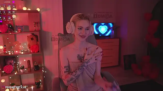 Snapshot of ManiFreyja chatting on 03.04.25 ManiFreyja online show from 03.04.25