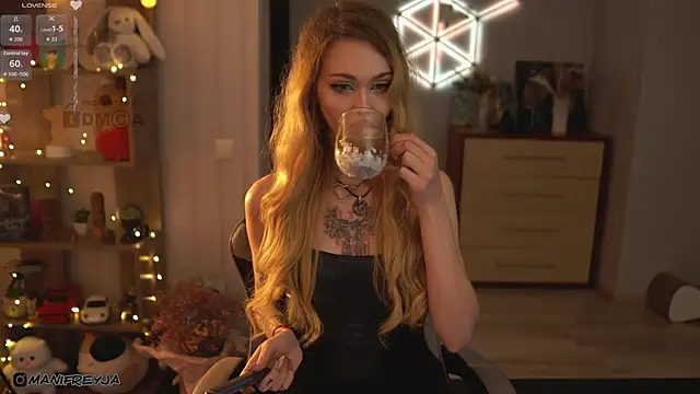 Snapshot of ManiFreyja chatting on 10.21.25 ManiFreyja online show from 10.21.25
