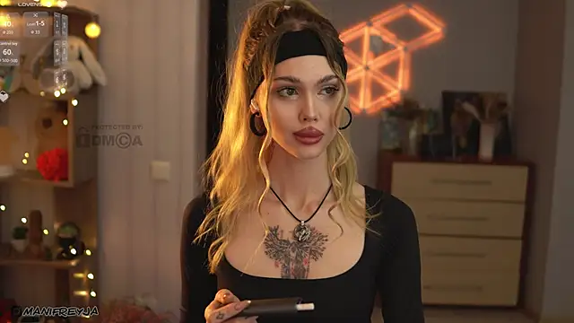 Snapshot of ManiFreyja chatting on 10.22.25 ManiFreyja online show from 10.22.25