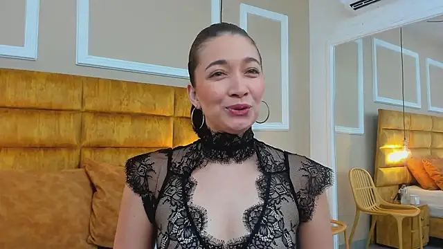 Snapshot of adarussell chatting on 03.18.25 adarussell online show from 03.18.25