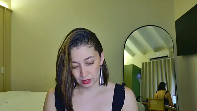 Snapshot of adarussell chatting on 06.27.26 adarussell online show from 06.27.26