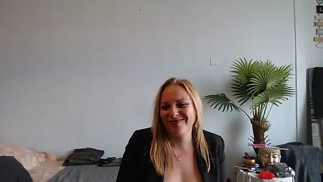 Doucelouve9 online show from 02.19.25