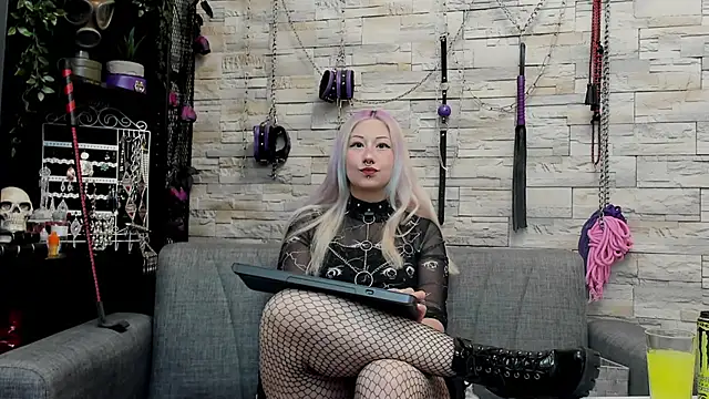 Snapshot of CruelMistress chatting on 04.29.26 CruelMistress online show from 04.29.26