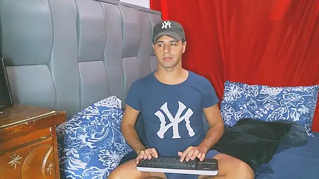 Snapshot of beautiful_james chatting on 12.04.24 beautiful james online show from 12.04.24