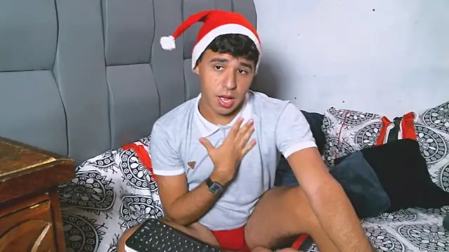 Snapshot of beautiful_james chatting on 12.12.24 beautiful james online show from 12.12.24