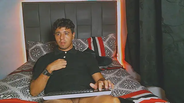 Snapshot of beautiful_james chatting on 12.17.24 beautiful james online show from 12.17.24