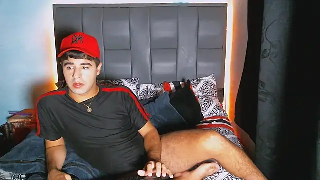 Snapshot of beautiful_james chatting on 12.21.24 beautiful james online show from 12.21.24