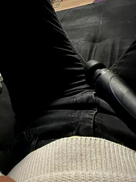 Snapshot of Ana-05 chatting on 09.12.25 Ana-05 online show from 09.12.25