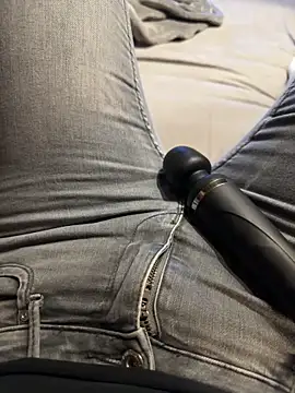 Snapshot of Ana-05 chatting on 10.16.25 Ana-05 online show from 10.16.25