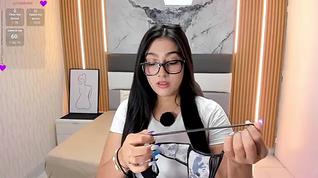 Snapshot of Alyssapark chatting on 11.19.25 Alyssapark online show from 11.19.25