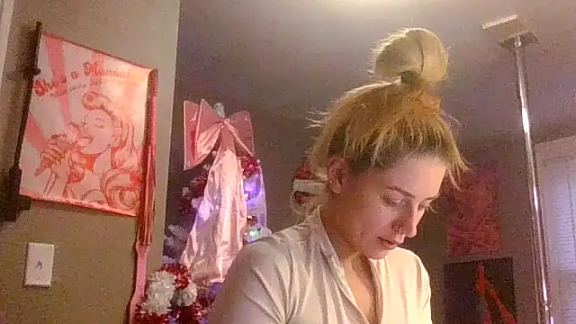 Snapshot of lexybabyxo chatting on 12.17.25 lexybabyxo online show from 12.17.25