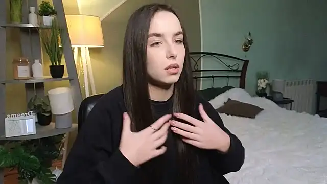 AuroraAksnesss online show from 02.13.25