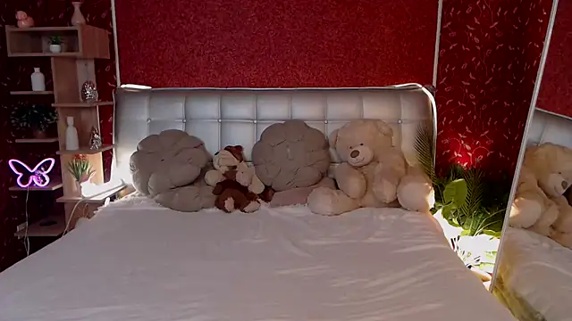 AuroraAksnesss online show from 09.17.25