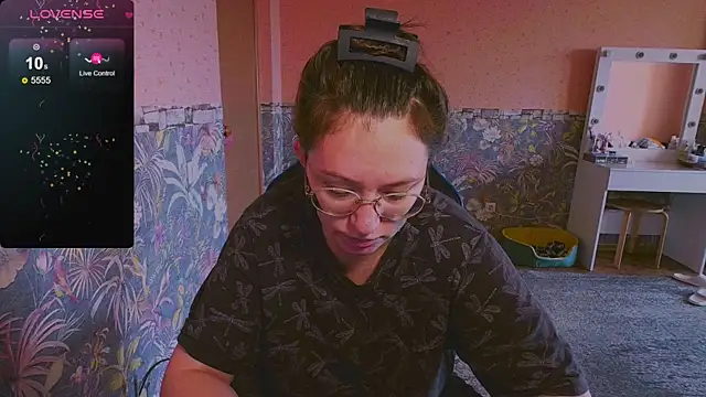 Snapshot of Chloe_strip chatting on 09.27.25 Chloe strip online show from 09.27.25