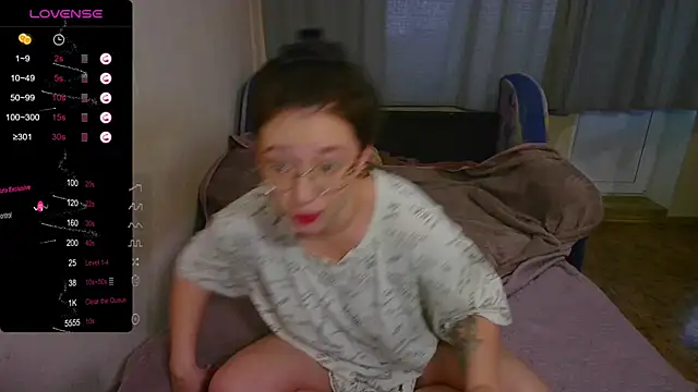 Snapshot of Chloe_strip chatting on 10.03.25 Chloe strip online show from 10.03.25