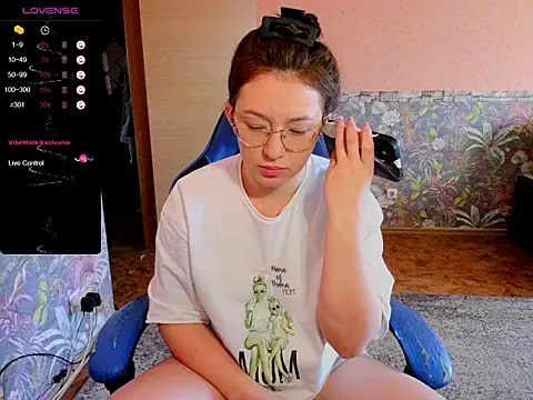 Snapshot of Chloe_strip chatting on 10.14.25 Chloe strip online show from 10.14.25