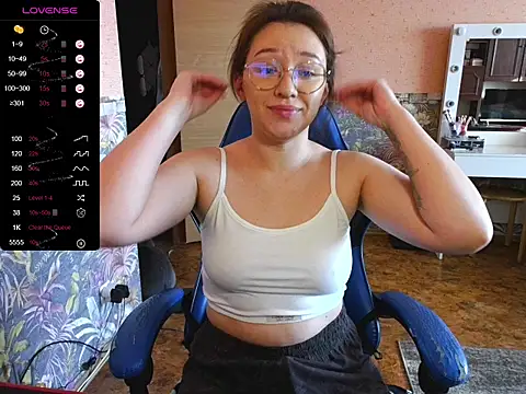 Snapshot of Chloe_strip chatting on 10.15.25 Chloe strip online show from 10.15.25