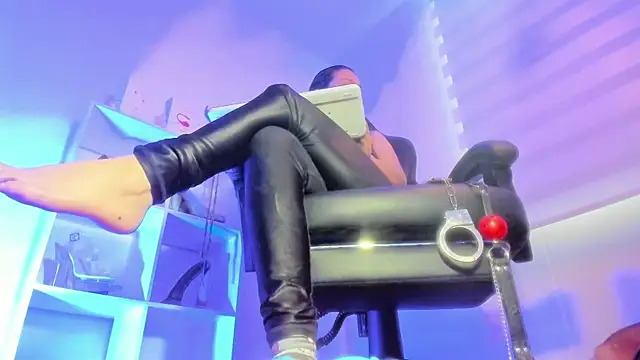 charlotte joliedart online show from 10.28.25