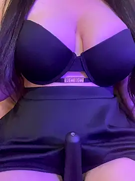 Cameelia online show from 11.18.25