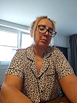 Snapshot of MariaRichi_ chatting on 03.04.25 MariaRichi  online show from 03.04.25