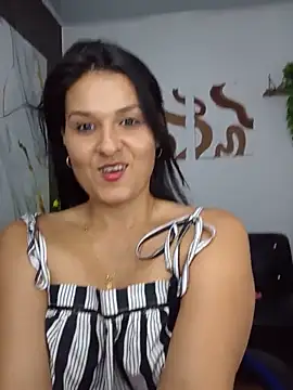 Snapshot of elena_jonees chatting on 05.12.26 elena jonees online show from 05.12.26