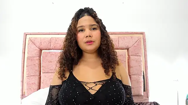 Snapshot of zoee_lovv chatting on 02.05.25 zoee lovv online show from 02.05.25