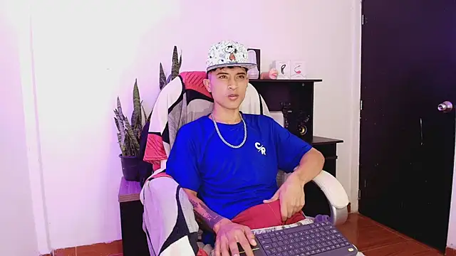 Snapshot of Edward_Milleer chatting on 11.05.25 Edward Milleer online show from 11.05.25