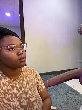 Snapshot of Makena_gh chatting on 03.08.25 Makena gh online show from 03.08.25