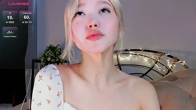 Snapshot of milli_sun_ chatting on 03.16.25 milli sun online show from 03.16.25