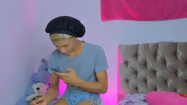 Snapshot of StassieBell chatting on 03.05.25 StassieBell online show from 03.05.25