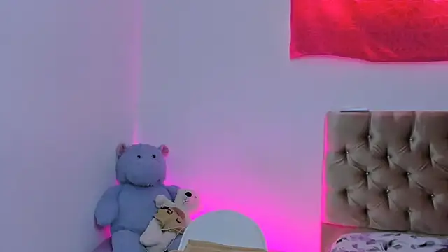 Snapshot of StassieBell chatting on 03.10.25 StassieBell online show from 03.10.25