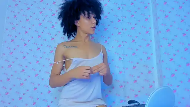 Snapshot of StassieBell chatting on 09.16.25 StassieBell online show from 09.16.25