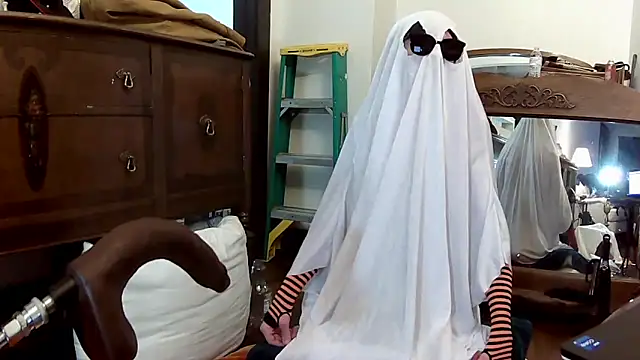 MaxJr8008 online show from 10.30.25