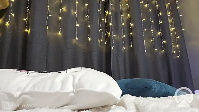 norakisses online show from 02.08.25