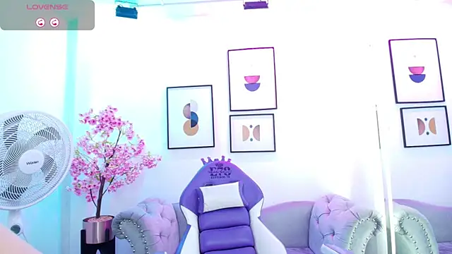 Snapshot of Ema_louis_ chatting on 05.04.26 Ema louis online show from 05.04.26