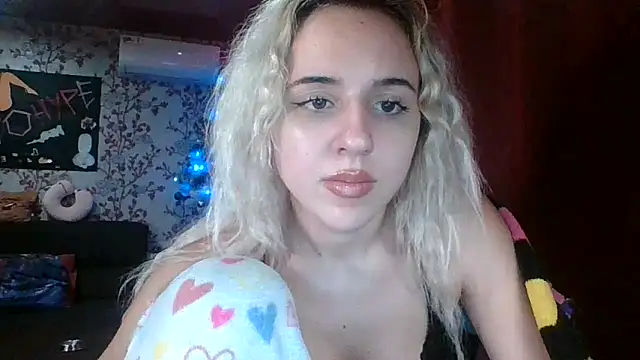 Snapshot of Puregirlaa chatting on 01.28.25 Puregirlaa online show from 01.28.25