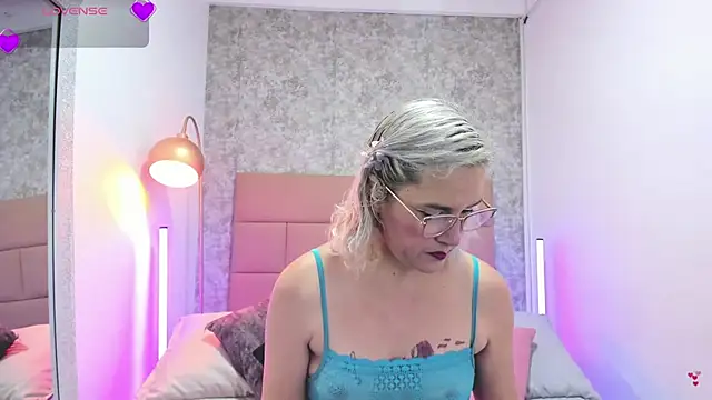 Snapshot of CarolinaGlamour chatting on 05.19.26 CarolinaGlamour online show from 05.19.26