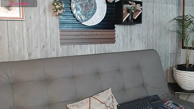 Layla 707 online show from 11.28.25