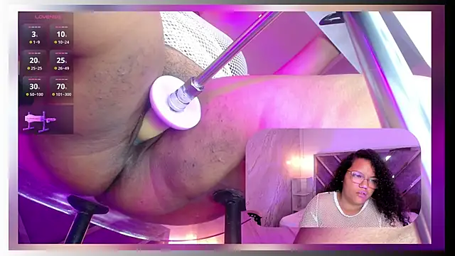 Snapshot of MhiaRey chatting on 03.30.26 MhiaRey online show from 03.30.26