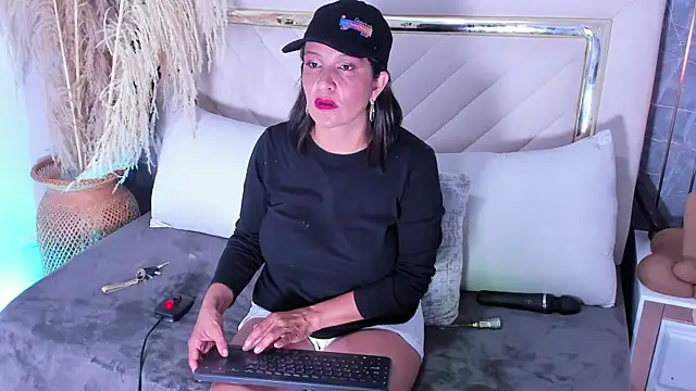 Slut Milf  online show from 09.22.25