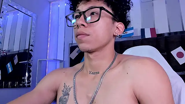 Snapshot of AkazaBoy_ chatting on 07.17.26 AkazaBoy online show from 07.17.26