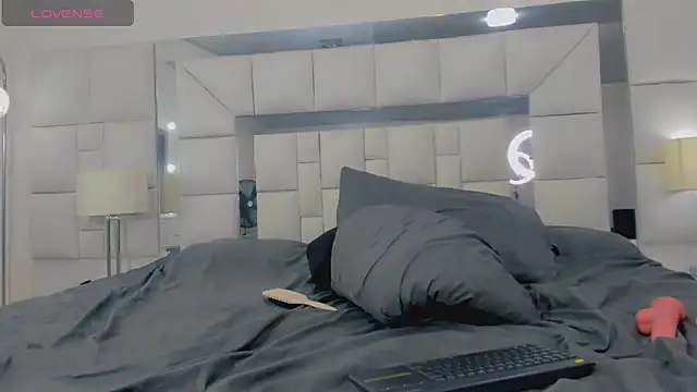 Hellen moons   online show from 01.10.25