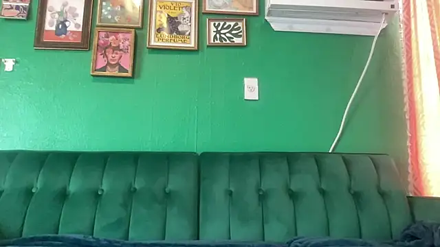 Snapshot of BaileyBaird chatting on 12.11.24 BaileyBaird online show from 12.11.24