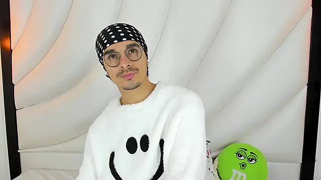 Snapshot of Hugo_Coopers chatting on 03.05.25 Hugo Coopers online show from 03.05.25