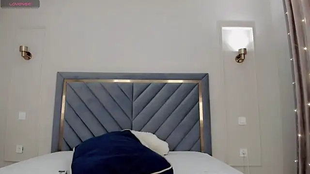 Snapshot of oxxx_me chatting on 02.16.25 oxxx me online show from 02.16.25